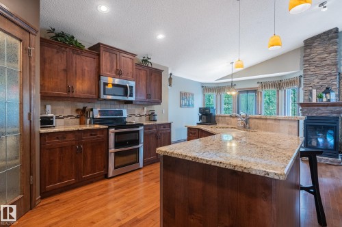 Kitchen - 19 Newton Place, St. Albert, AB - Indoor Photo Showing Kitchen