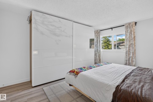 6712 36A Avenue, Edmonton, AB 