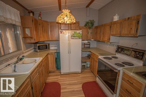 329 60501 Range Road 120, Rural St. Paul County, AB - Indoor Photo Showing Kitchen
