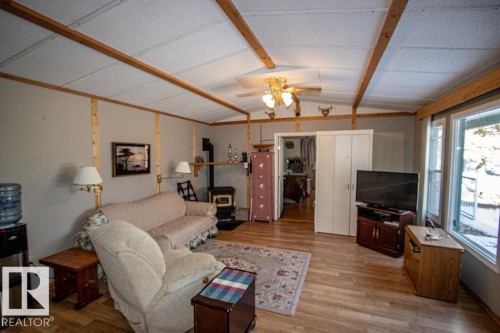 329 60501 Range Road 120, Rural St. Paul County, AB - Indoor Photo Showing Living Room