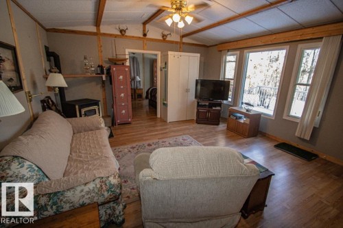 329 60501 Range Road 120, Rural St. Paul County, AB - Indoor Photo Showing Living Room