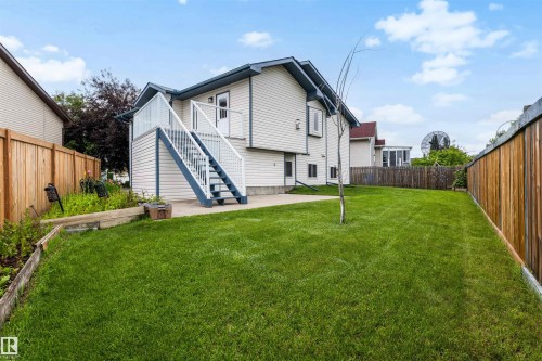 Expansive green lawn with wooden privacy fencing - 15227 47 Street, Edmonton, AB 
