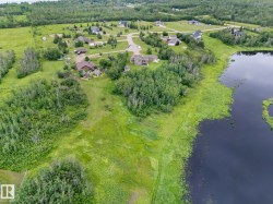 Lakeside community featuring a cul-de-sac and multiple residential properties - 