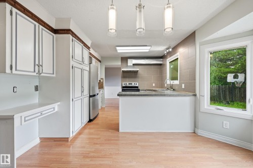 49 Pineridge Crescent, St. Albert, AB - Indoor Photo Showing Kitchen