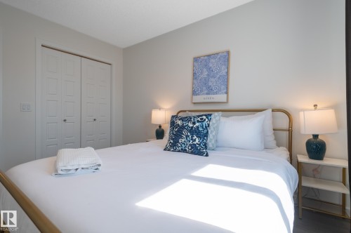2015 Desrochers Drive, Edmonton, AB 