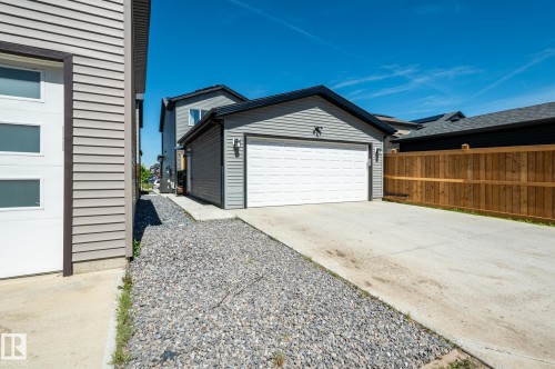 2015 Desrochers Drive, Edmonton, AB 