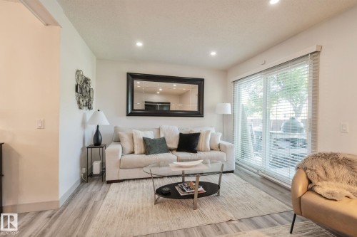 15 Grandin Wood(S), St. Albert, AB - Indoor Photo Showing Living Room
