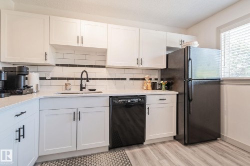 15 Grandin Wood(S), St. Albert, AB - Indoor Photo Showing Kitchen