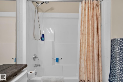 Alcove bathtub with white tile surround and integrated shelving - 7858 170A Avenue, Edmonton, AB 