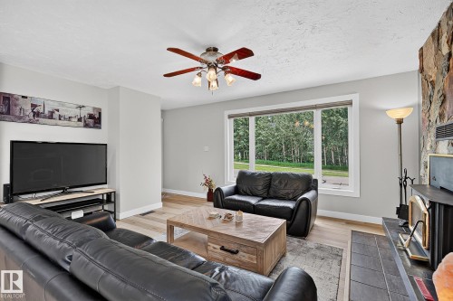 31 River Drive, Devon, AB - Indoor Photo Showing Living Room