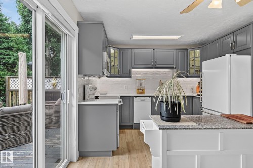 31 River Drive, Devon, AB - Indoor Photo Showing Kitchen