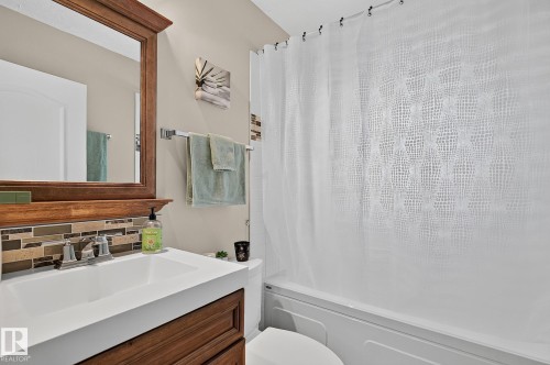 31 River Drive, Devon, AB - Indoor Photo Showing Bathroom