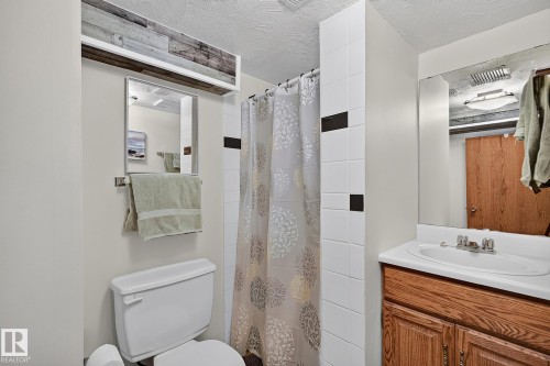31 River Drive, Devon, AB - Indoor Photo Showing Bathroom