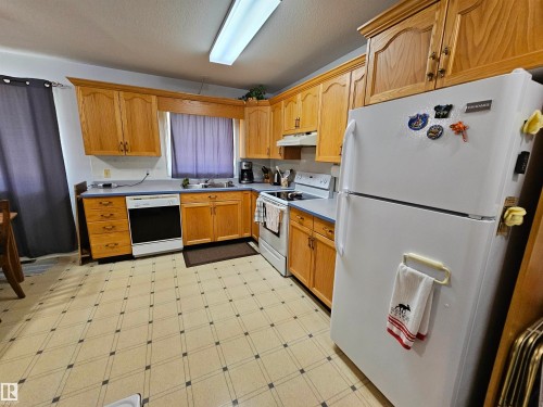 57415 Range Road 93, Rural St. Paul County, AB - Indoor Photo Showing Kitchen With Double Sink