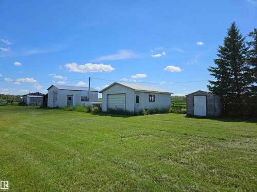 Detached garage and tractor garage and outbuildings - 57415 Range Road 93, Rural St. Paul County, AB - Outdoor