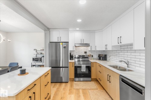 4009 37 Avenue, Leduc, AB - Indoor Photo Showing Kitchen With Double Sink With Upgraded Kitchen