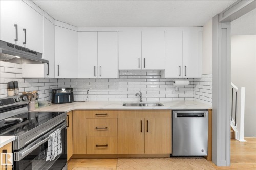 4009 37 Avenue, Leduc, AB - Indoor Photo Showing Kitchen With Double Sink With Upgraded Kitchen