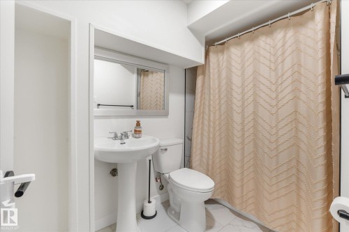 4009 37 Avenue, Leduc, AB - Indoor Photo Showing Bathroom