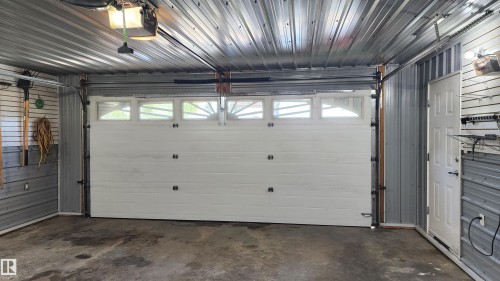5110 50 Avenue, Elk Point, AB - Indoor Photo Showing Garage
