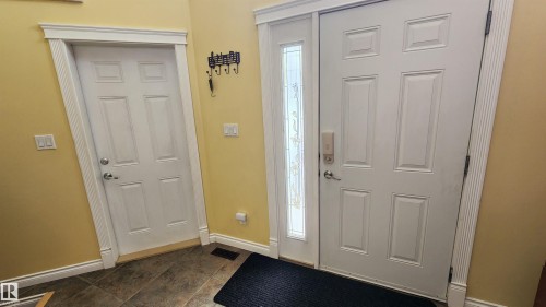 5110 50 Avenue, Elk Point, AB - Indoor Photo Showing Other Room