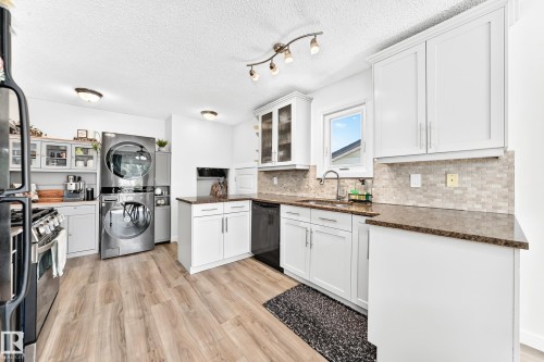 4228 114 Avenue Nw, Edmonton, AB - Indoor Photo Showing Kitchen