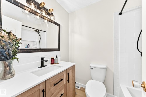 4228 114 Avenue Nw, Edmonton, AB - Indoor Photo Showing Bathroom