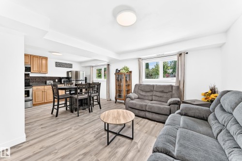 4228 114 Avenue Nw, Edmonton, AB - Indoor Photo Showing Living Room