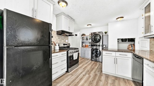4228 114 Avenue Nw, Edmonton, AB - Indoor Photo Showing Kitchen