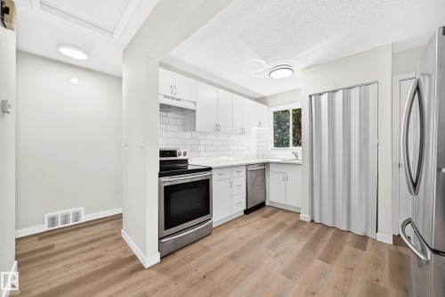 13835 114 Street Nw, Edmonton, AB - Indoor Photo Showing Kitchen With Upgraded Kitchen