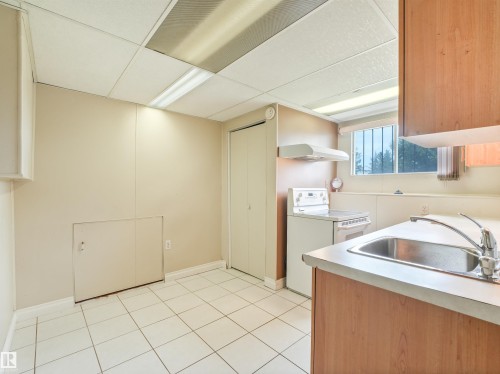 3219 85 Street Nw, Edmonton, AB - Indoor Photo Showing Kitchen