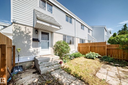 Light gray vinyl siding exterior with concrete steps leading to the front entry - 32 Mcleod Place, Edmonton, AB 