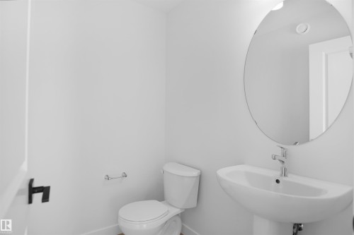 7383 181 Avenue Nw, Edmonton, AB - Indoor Photo Showing Bathroom