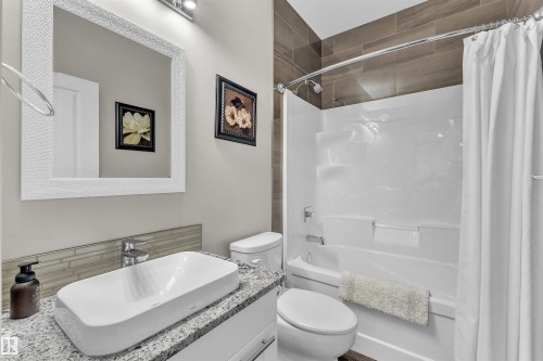 5052 Lakeshore Drive, Sylvan Lake, AB - Indoor Photo Showing Bathroom