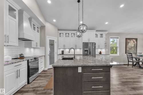 5052 Lakeshore Drive, Sylvan Lake, AB - Indoor Photo Showing Kitchen With Upgraded Kitchen