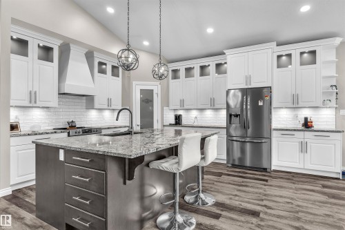 5052 Lakeshore Drive, Sylvan Lake, AB - Indoor Photo Showing Kitchen With Upgraded Kitchen