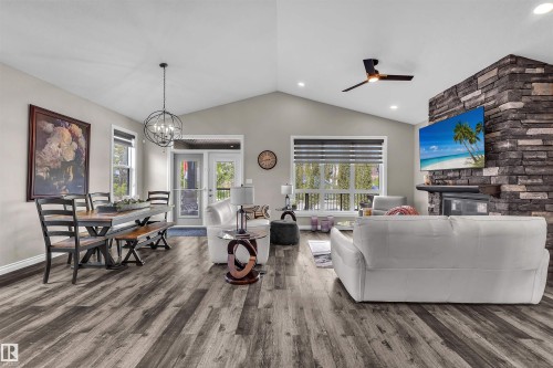5052 Lakeshore Drive, Sylvan Lake, AB - Indoor Photo Showing Living Room