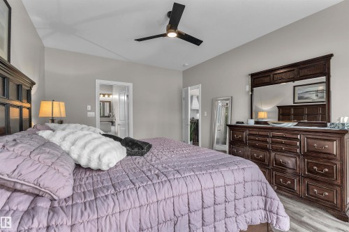 5052 Lakeshore Drive, Sylvan Lake, AB - Indoor Photo Showing Bedroom