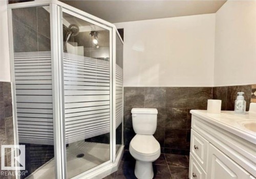 Corner shower enclosure with frosted horizontal stripe detailing - 9616 63 Avenue, Edmonton, AB 