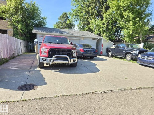 Concrete driveway offering ample parking - 9616 63 Avenue, Edmonton, AB 