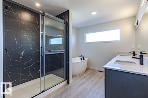 7387 Klapstein Crescent, Edmonton, AB - Indoor Photo Showing Bathroom