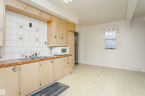 10105 98 Avenue, Morinville, AB - Indoor Photo Showing Kitchen With Double Sink