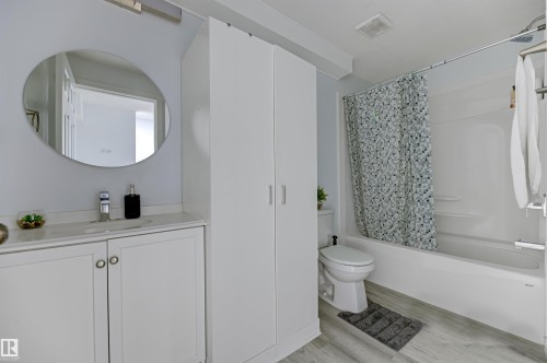 9823 227 Street Nw, Edmonton, AB - Indoor Photo Showing Bathroom