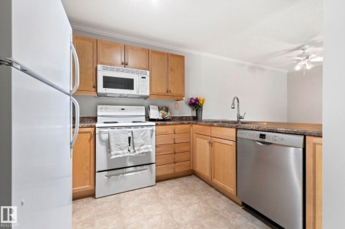 212 40 Alpine Place, St. Albert, AB - Indoor Photo Showing Kitchen