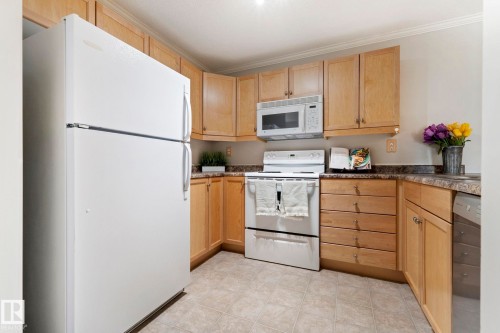 212 40 Alpine Place, St. Albert, AB - Indoor Photo Showing Kitchen