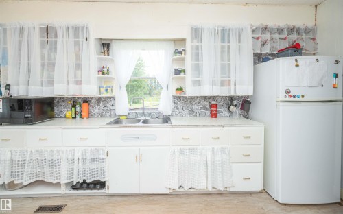 60417 Rge Rd 10, Rural Westlock County, AB - Indoor Photo Showing Kitchen With Double Sink