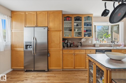 8529 95 Avenue, Fort Saskatchewan, AB - Indoor Photo Showing Kitchen