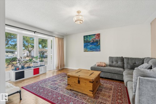 8529 95 Avenue, Fort Saskatchewan, AB - Indoor Photo Showing Living Room