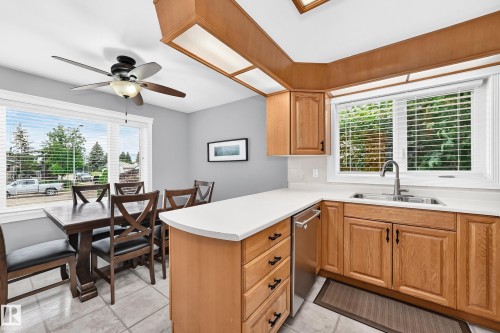 7916 130 Avenue Nw, Edmonton, AB - Indoor