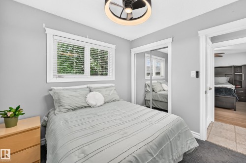 7916 130 Avenue Nw, Edmonton, AB - Indoor Photo Showing Bedroom