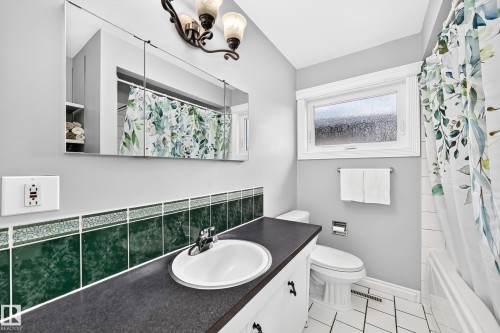 7916 130 Avenue Nw, Edmonton, AB - Indoor Photo Showing Bathroom